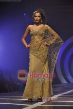 Model walks the ramp for Rina Dhaka Show on day 4 of HDIL on 9th Oct 2010 (31).JPG